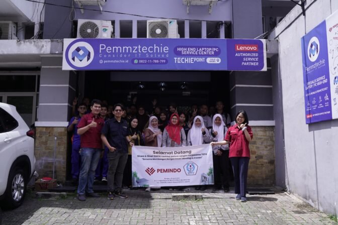 Membangun Sentra Vokasi SMK: Pemmz Kenalkan Dunia Industri Servis Laptop ke Siswa